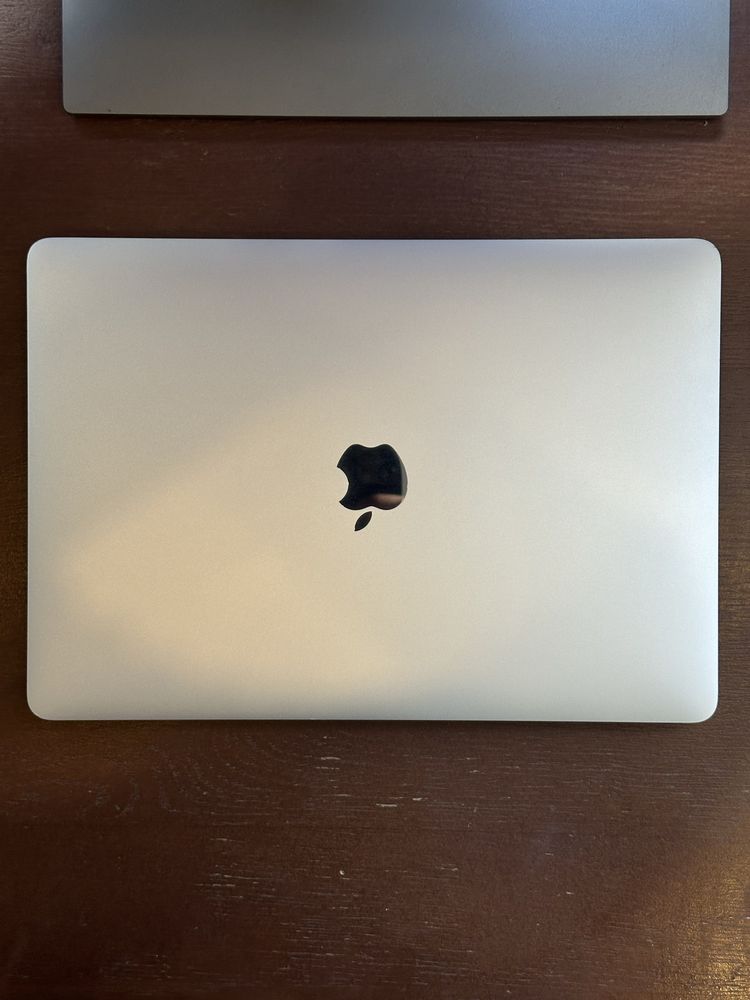 MacBook Air 13" 2020 i5 16gb RAM 256gb SSD Silver