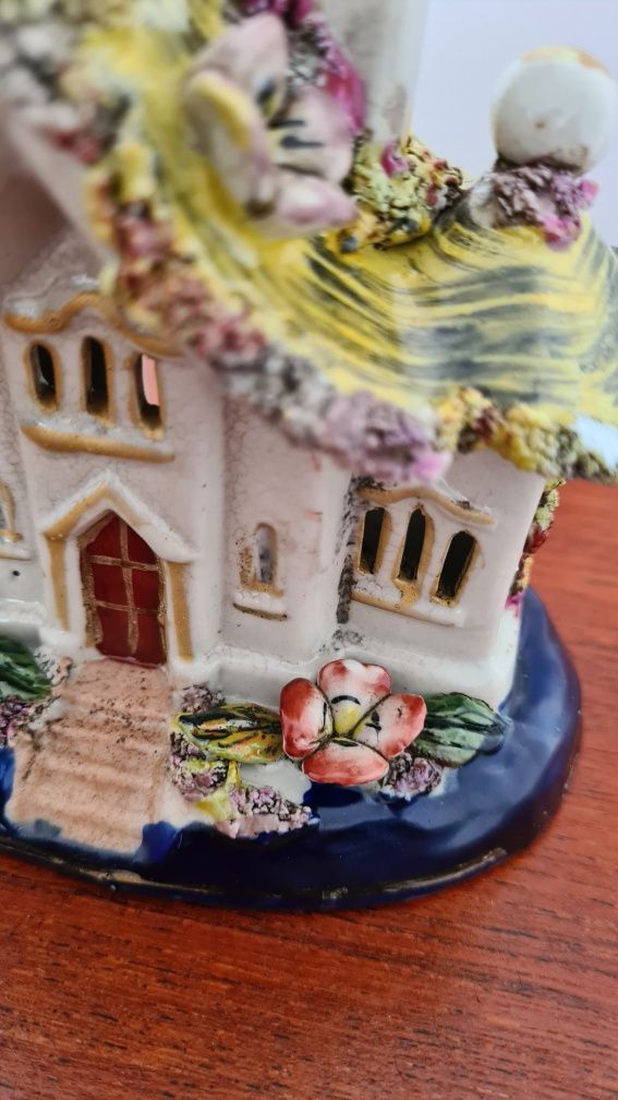 Casa em cerâmica pintada à mão