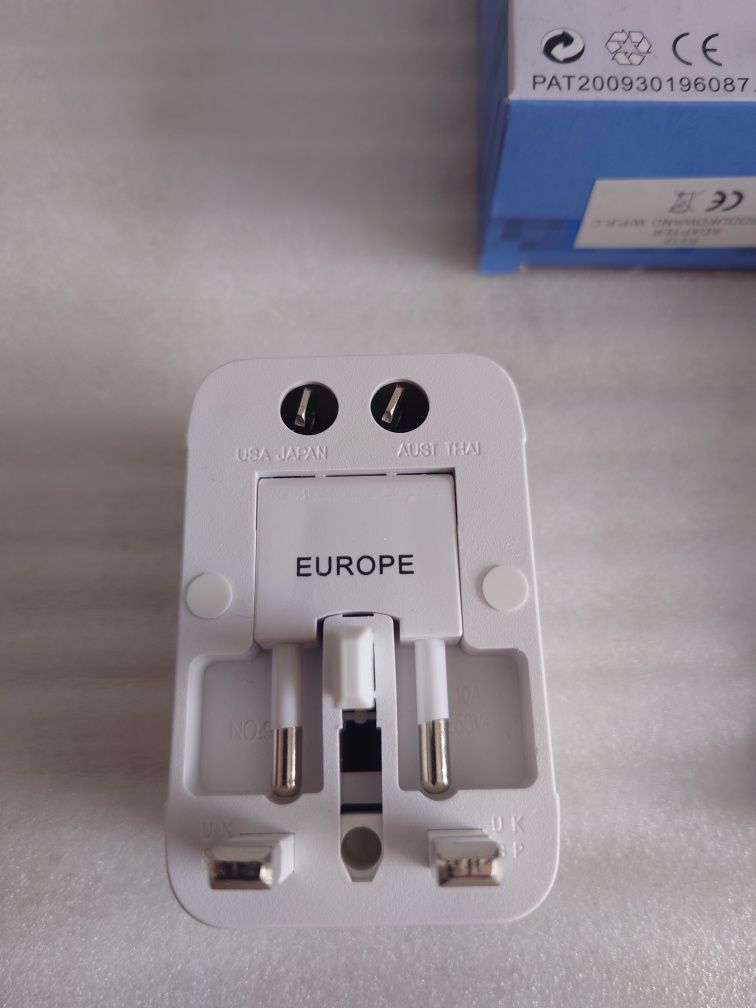 Adapter Podróżny do 150 Krajów Przejściówka wtyczka USA UK PL AUS Etui