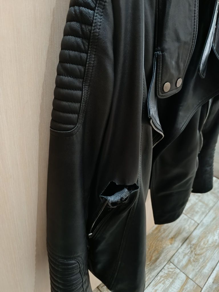 Кожаная куртка , зацепили карман