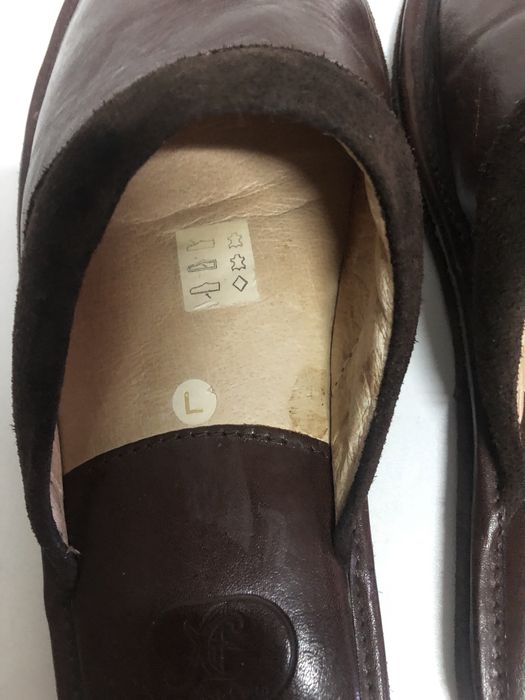 Chinelos de homem em péle