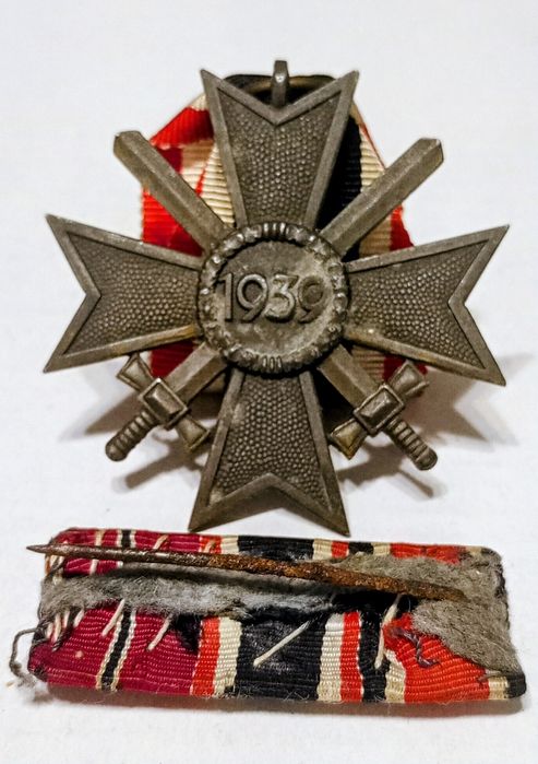 Militaria de Trincheira Cruz de mérito com espadas com barra de fita.