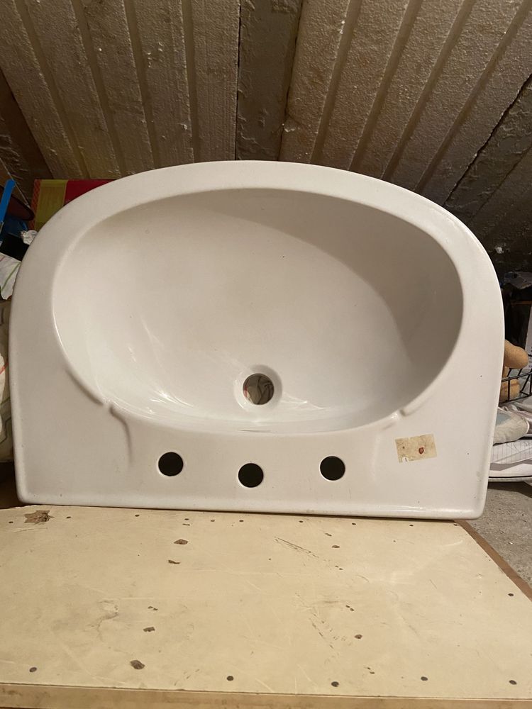 lavatório  grande de casa banho cor branco