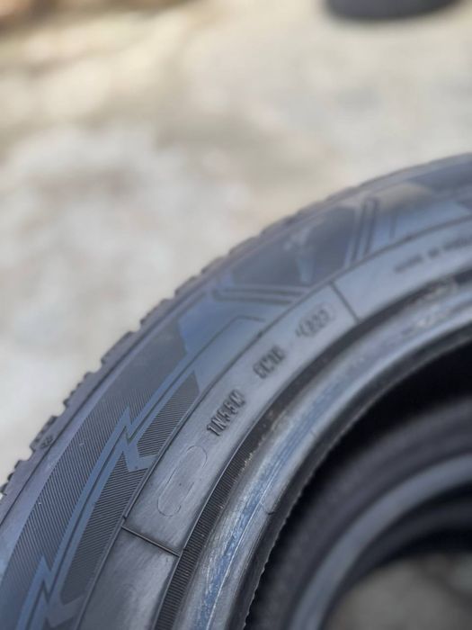 Зимові шини 215 60 R16 Goodyear