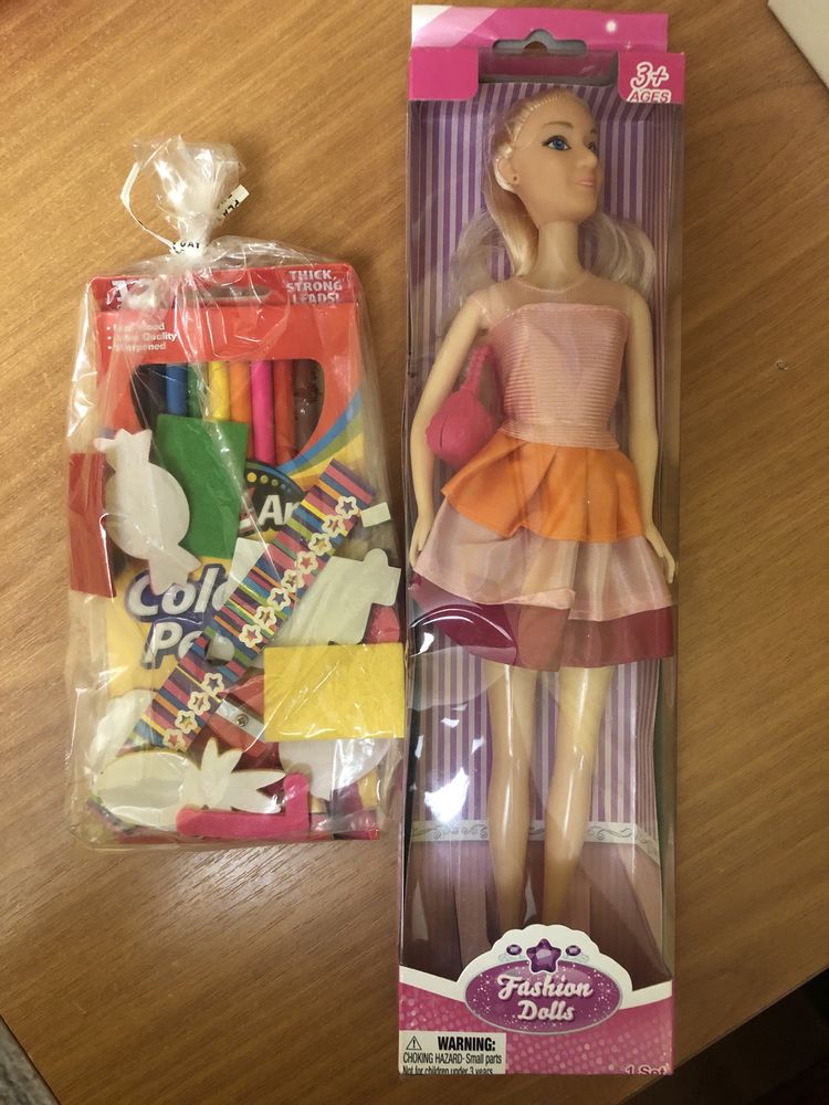 Кукла и набор карандашей