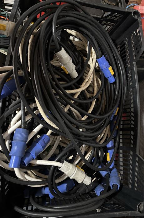 Vendo cabos com fichas powercon e cabos de rede