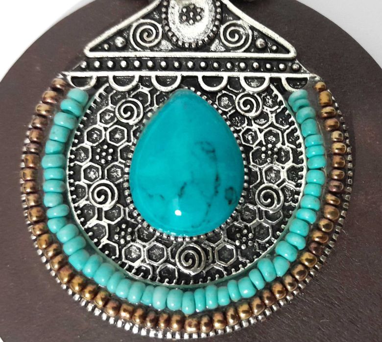 Pendente para colar estilo boho em madeira com pedra azul