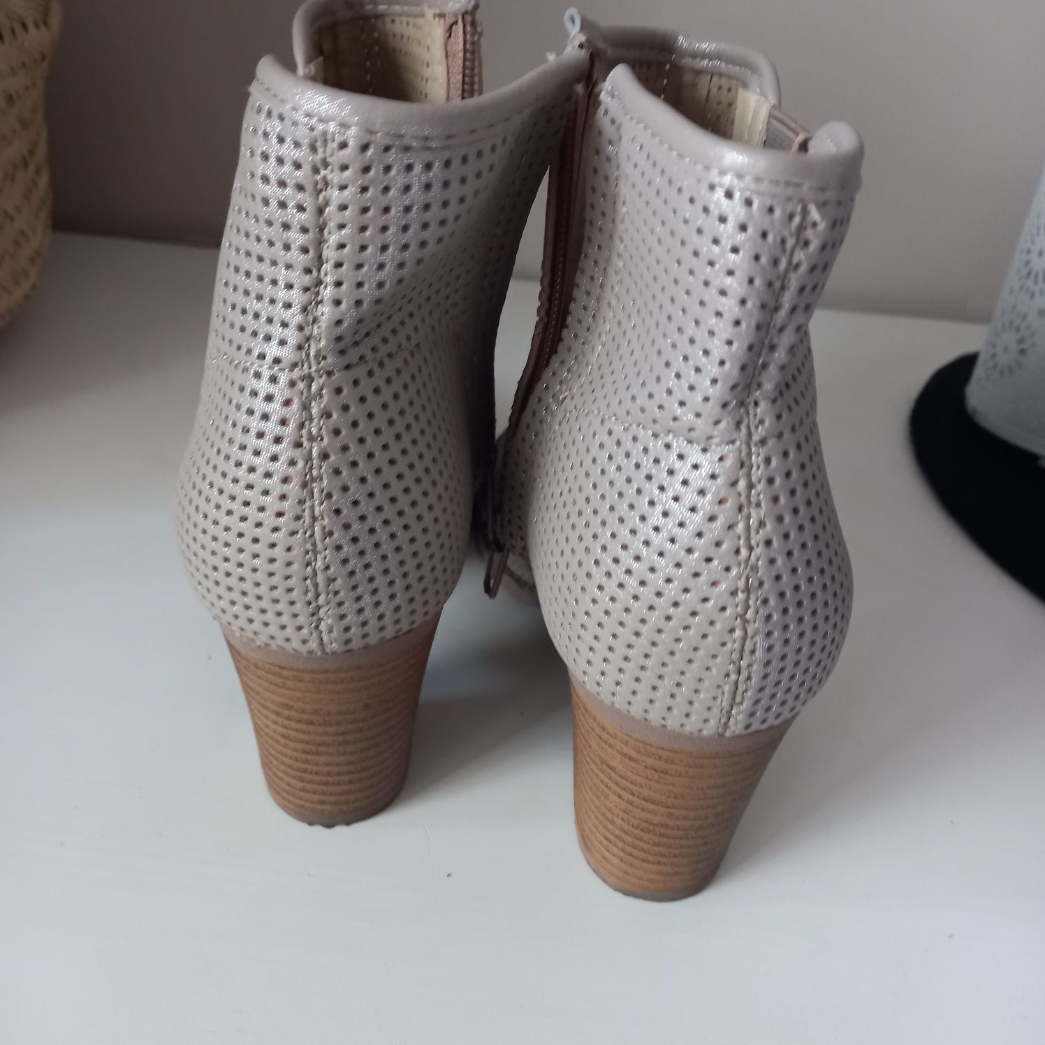Beżowe sandały wysokie buty z odkrytymi palcami 39