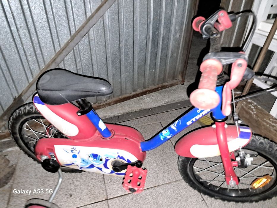 Carrinhos e bicicleta criança