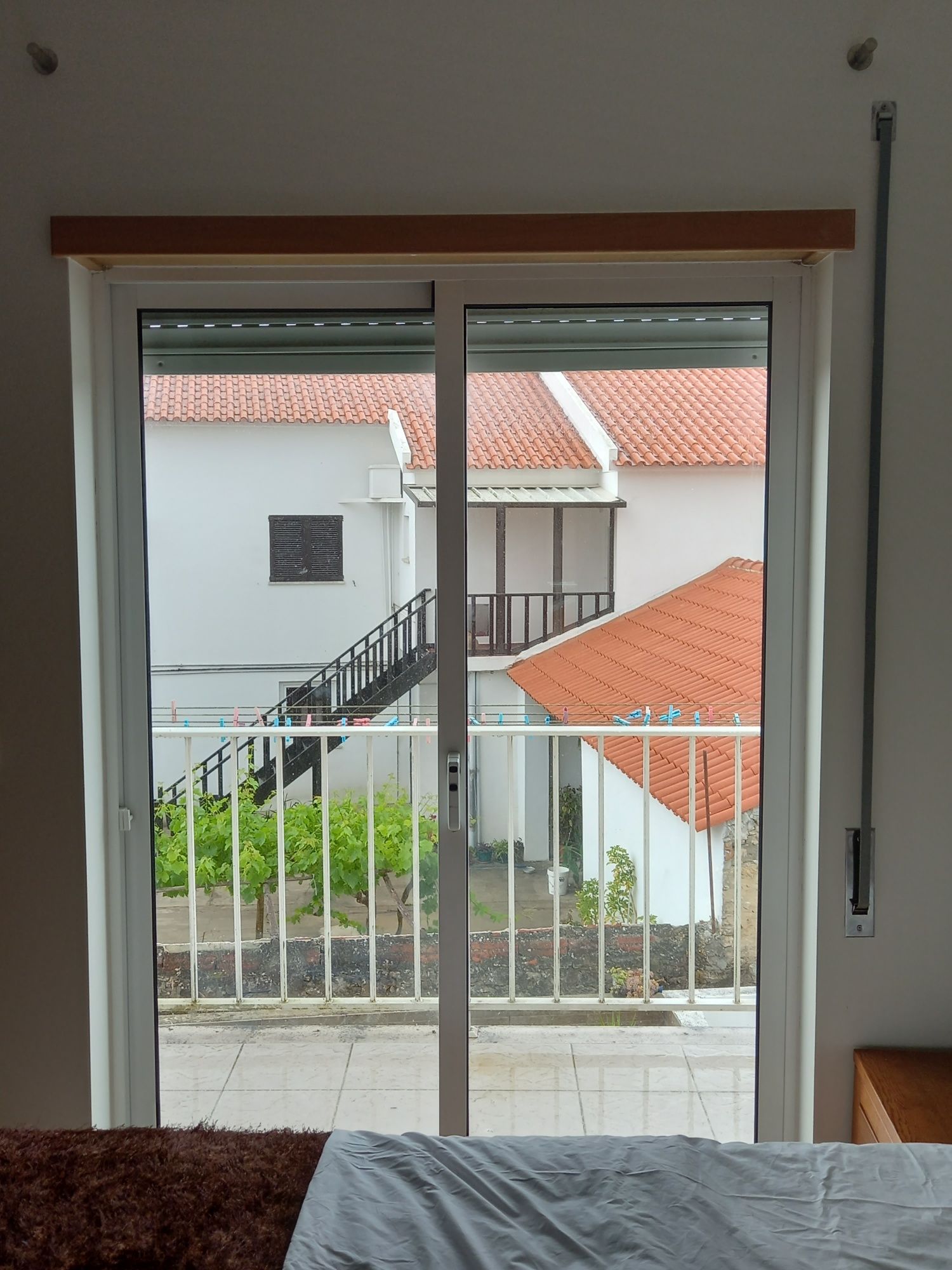 Janelas de alumínio e sacada de vidro duplo