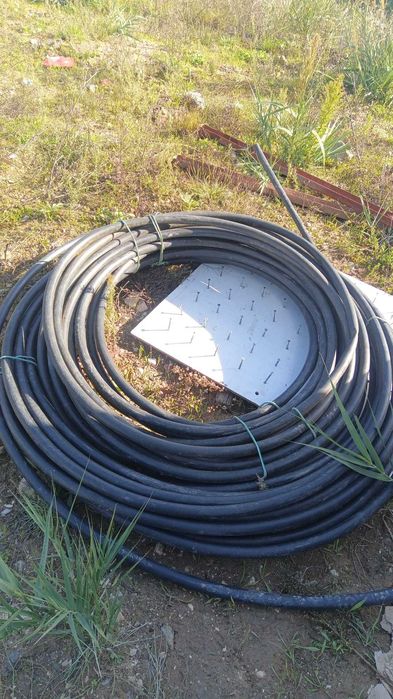 Bomba de furo com 200 metros de tubo.