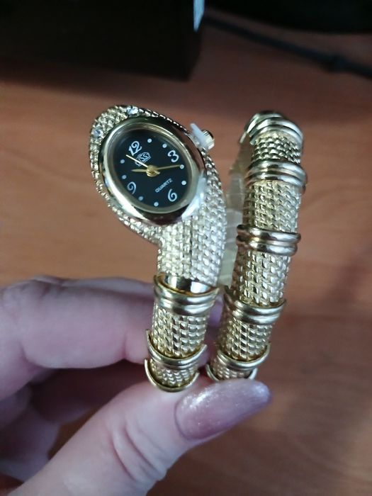 Годинник у формі змії