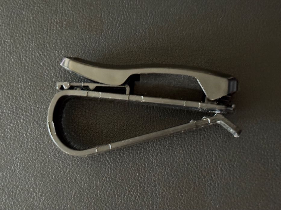 Uchwyt klips na okulary do samochodu czarny plastikowy