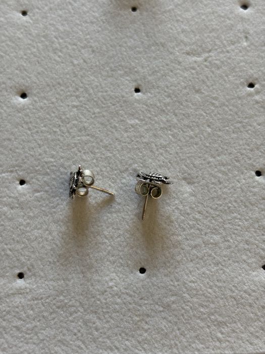 brincos pequenos prata (borboleta e tartaruga)