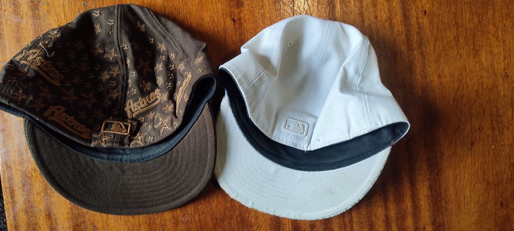 Продам 2 кепкі в хорошому стані