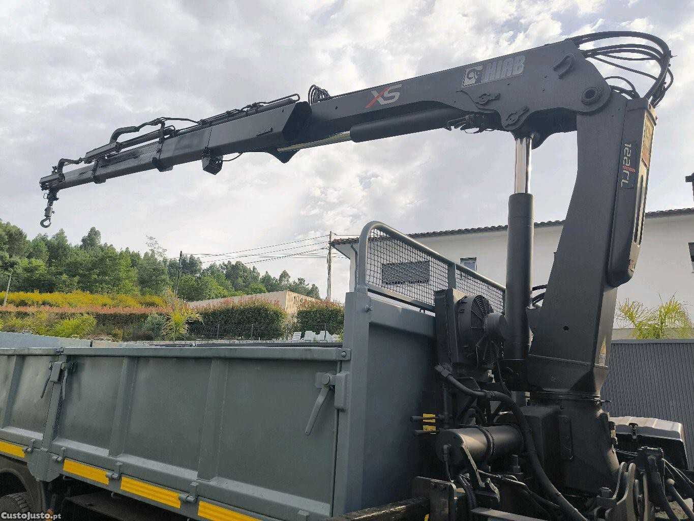 Camião DAF tribasculante com grua HIAB 122xs