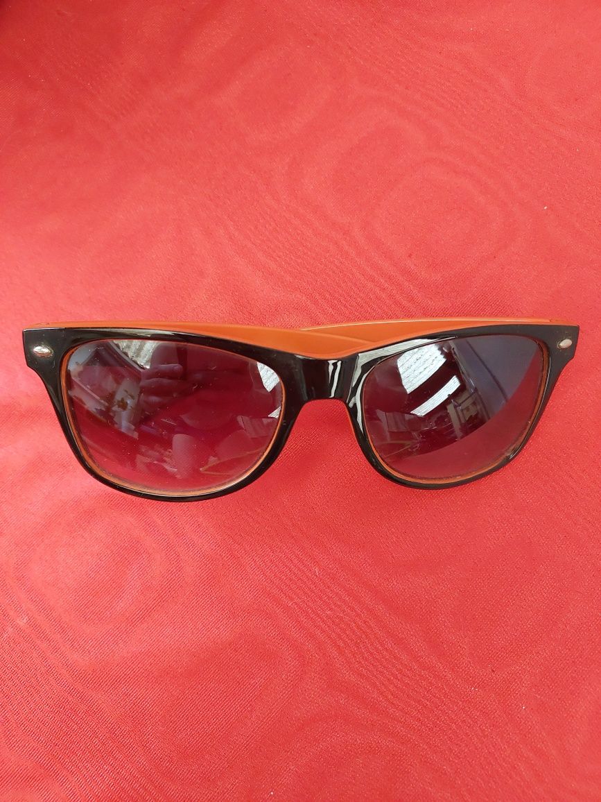 oculos de sol laranja e preto