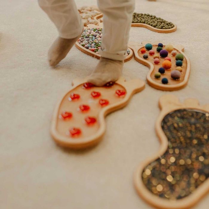 Stopy sensoryczne Montessori ścieżka sensoryczna dziecko integracja