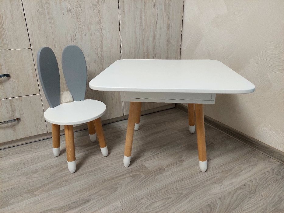 Дитячий стіл і стільчик з вушками зайчика для творчості