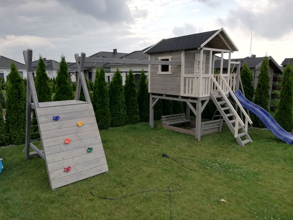 Plac zabaw dla dzieci, domek, huśtawka, ślizg, zjeżdżalnia