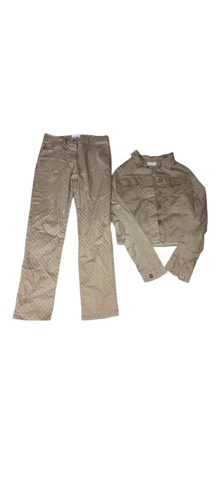 Гарний жіночий костюм