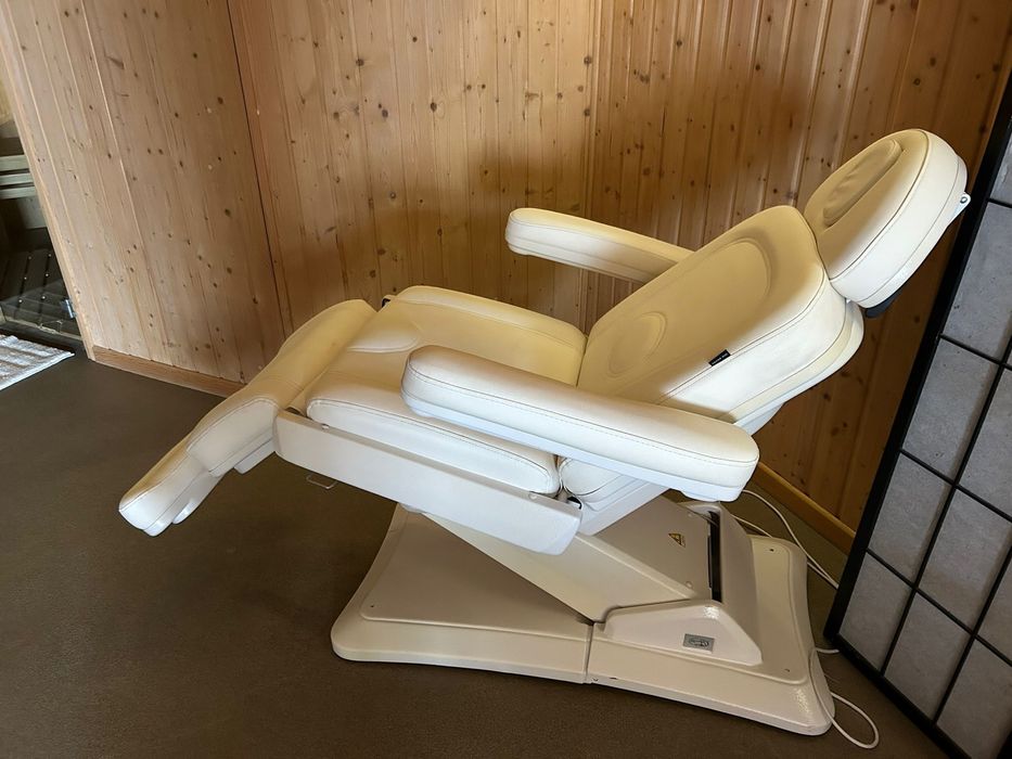 Bialy fotel elektryczny kosmetyczny