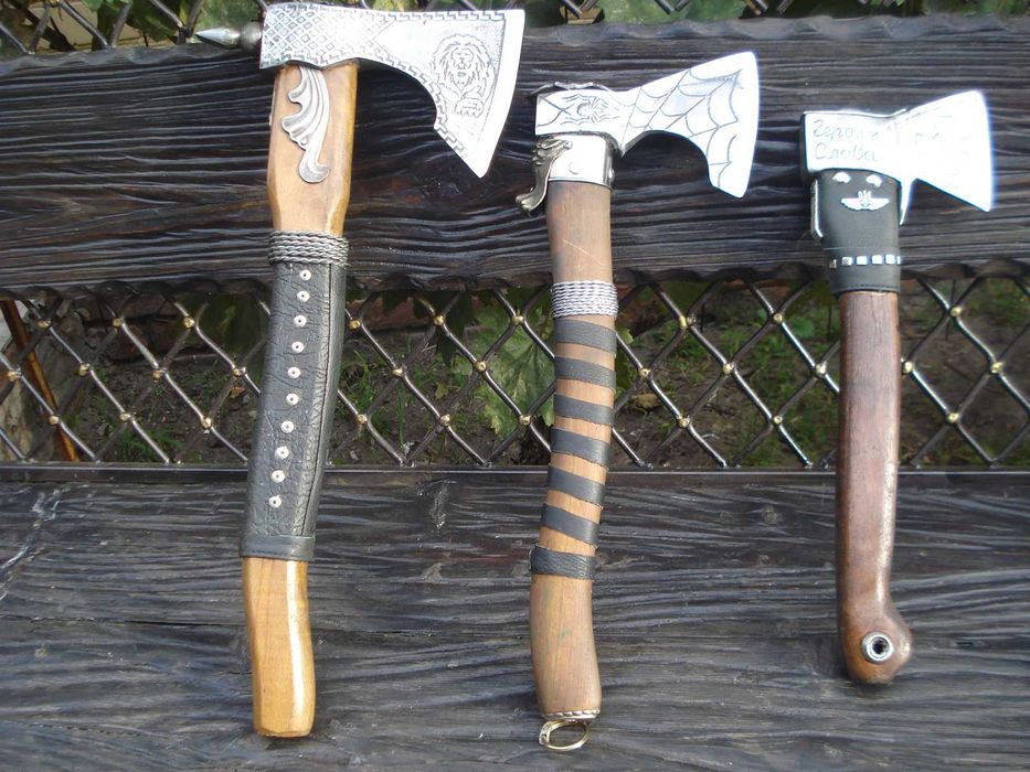 Продам  топор  ручной  работы .