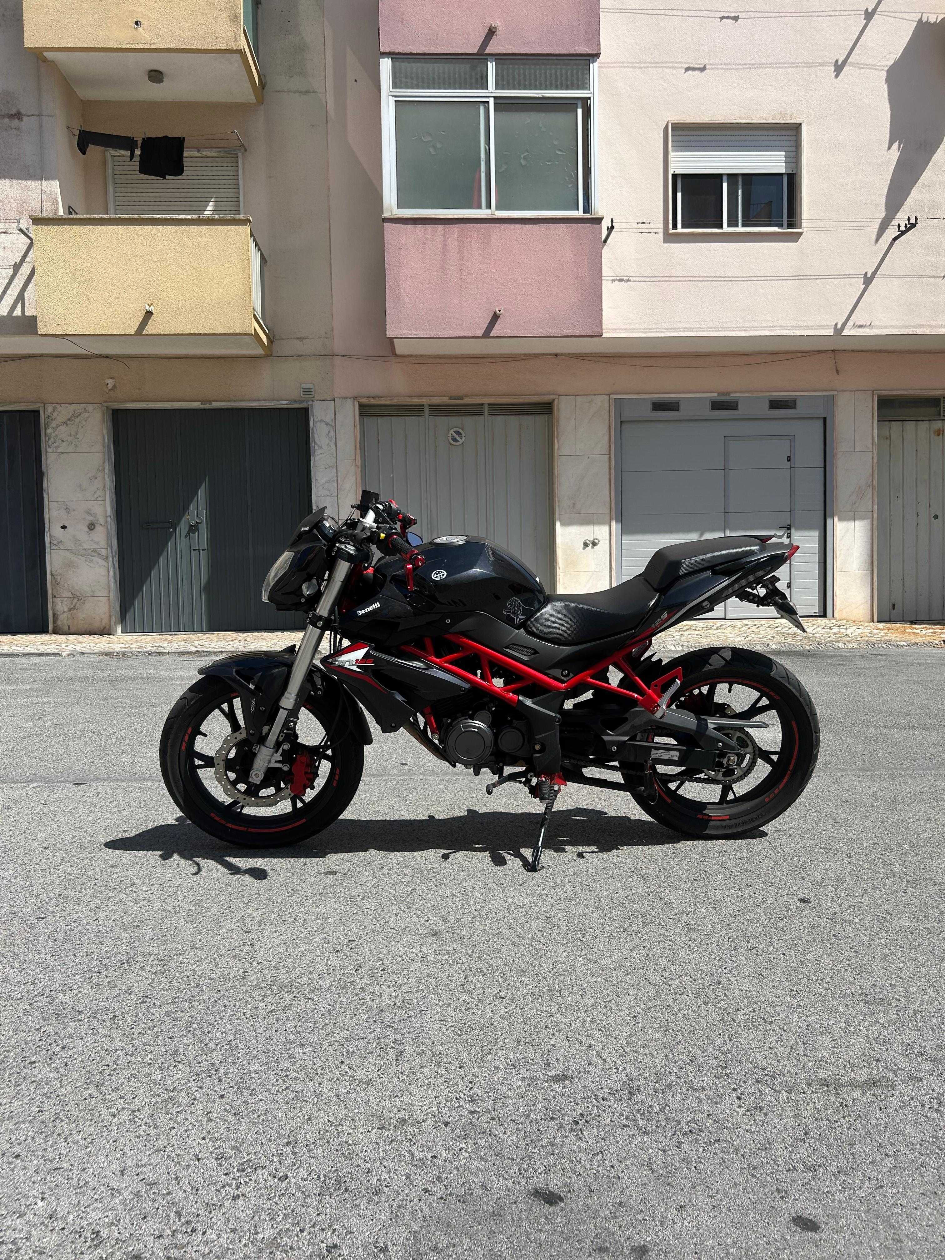 Benelli Bn 125 com extras