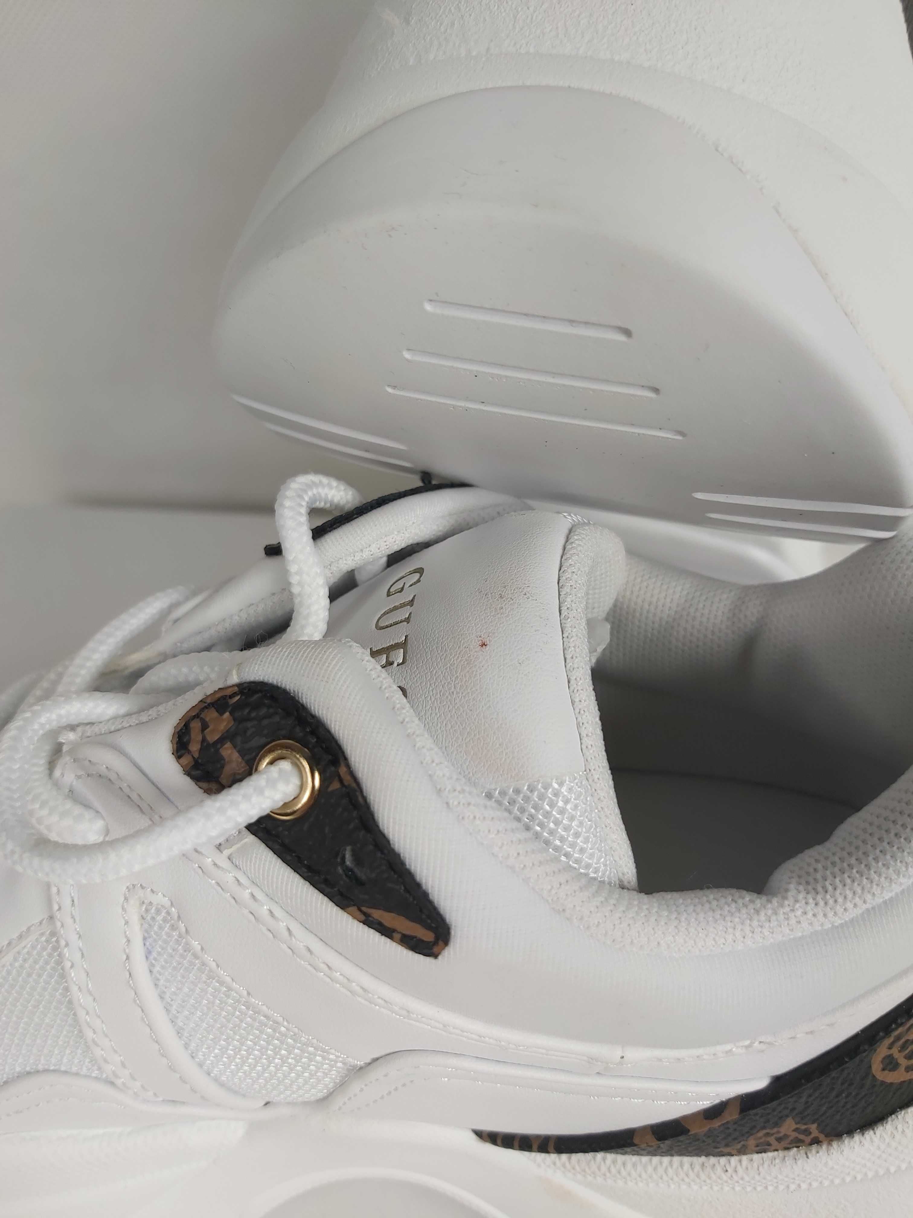 SP Białe sneakersy GUESS monogram platforma 38 trampki