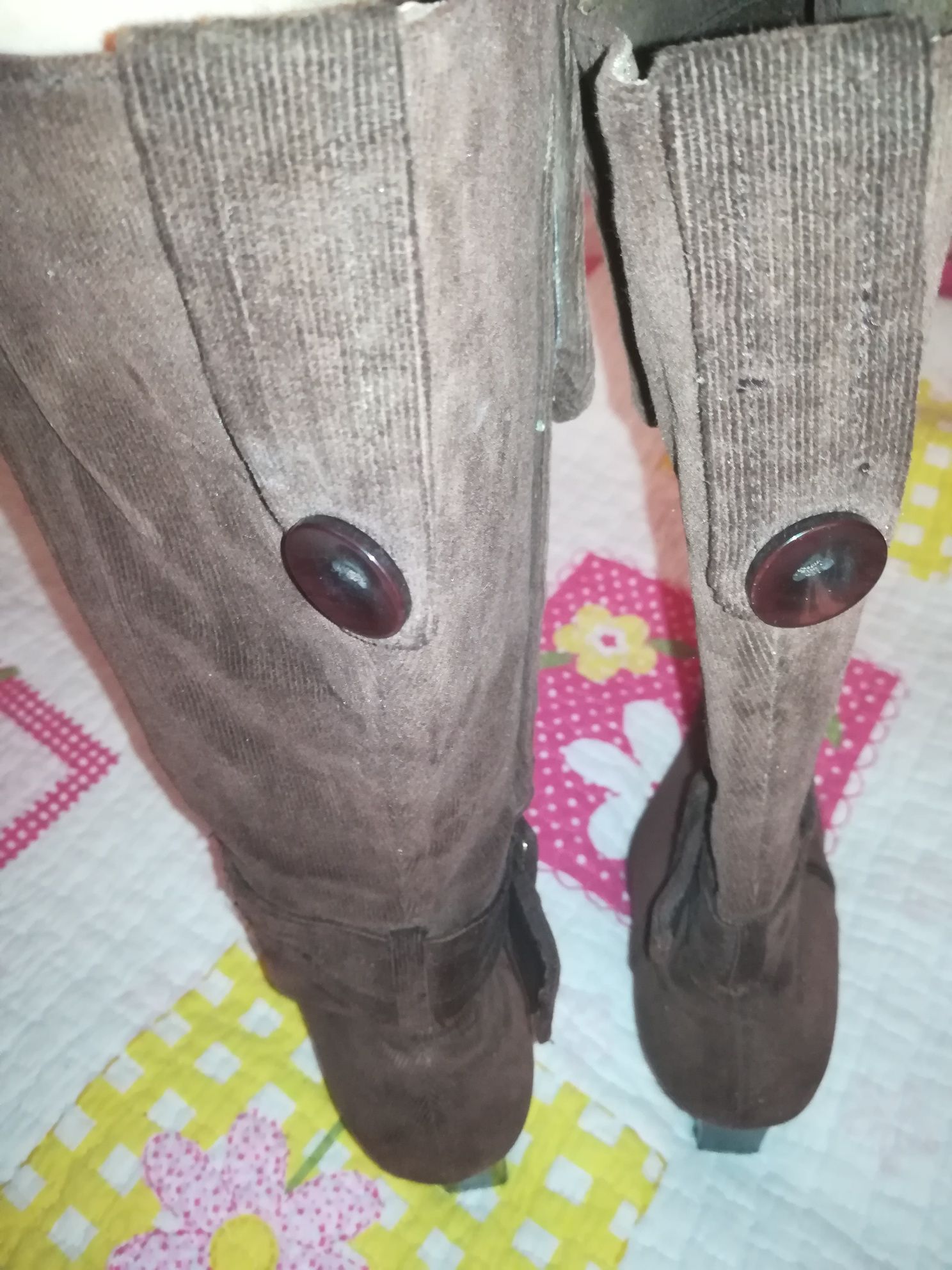 Botas de cano alto em bombazine castanho