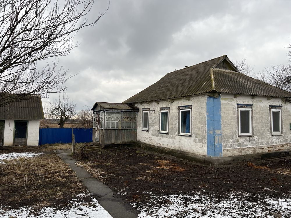 Продам будинок з земельною ділянкою на жилій вулиці міста Узина