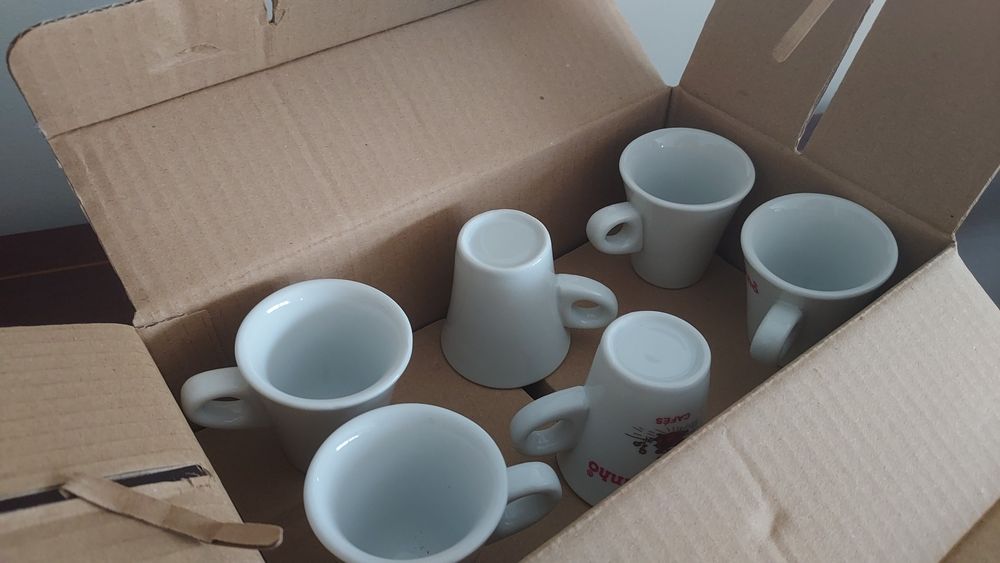 Chávenas de café de marca de café. Novas.