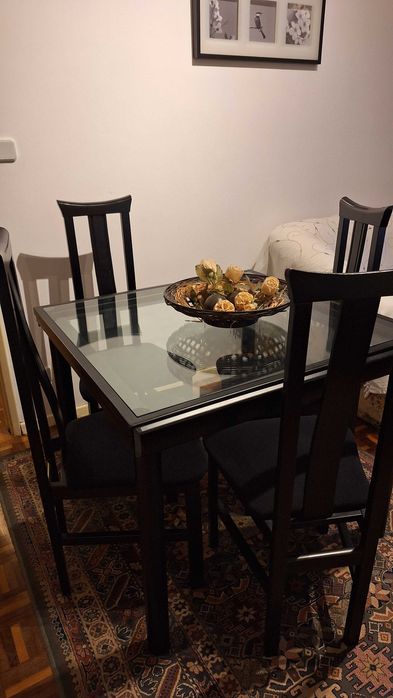 Conjunto de mesa e cadeiras
