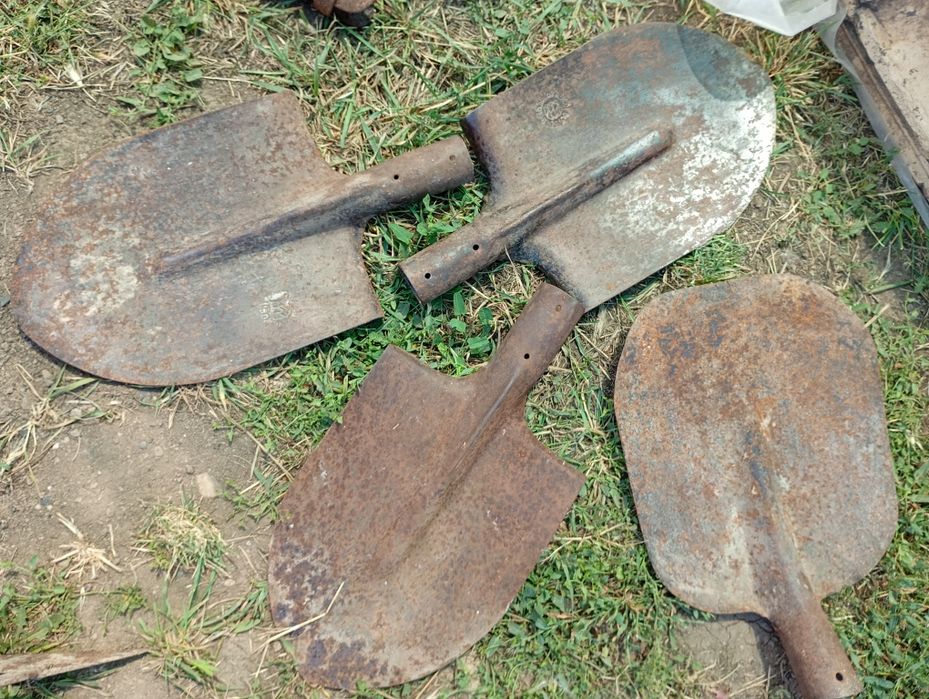Господарський інвентар сапки лопати широкі вила