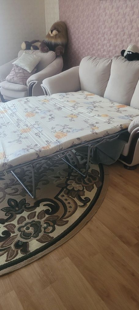 Диван та крісло у вітальню
