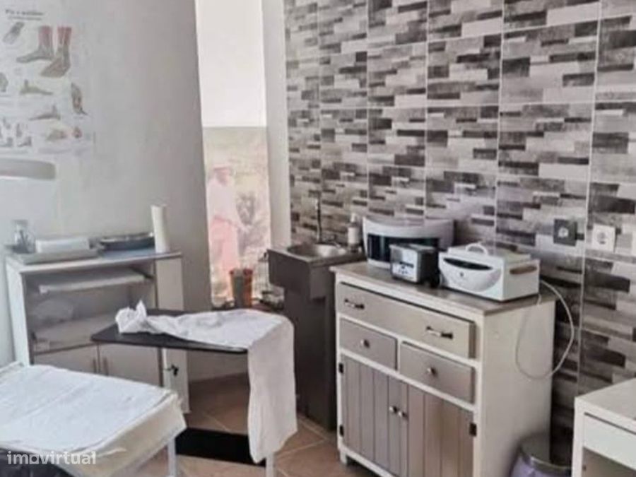 Trespasse gabinete médico e loja, em funcionamento, Atouguia da Baleia