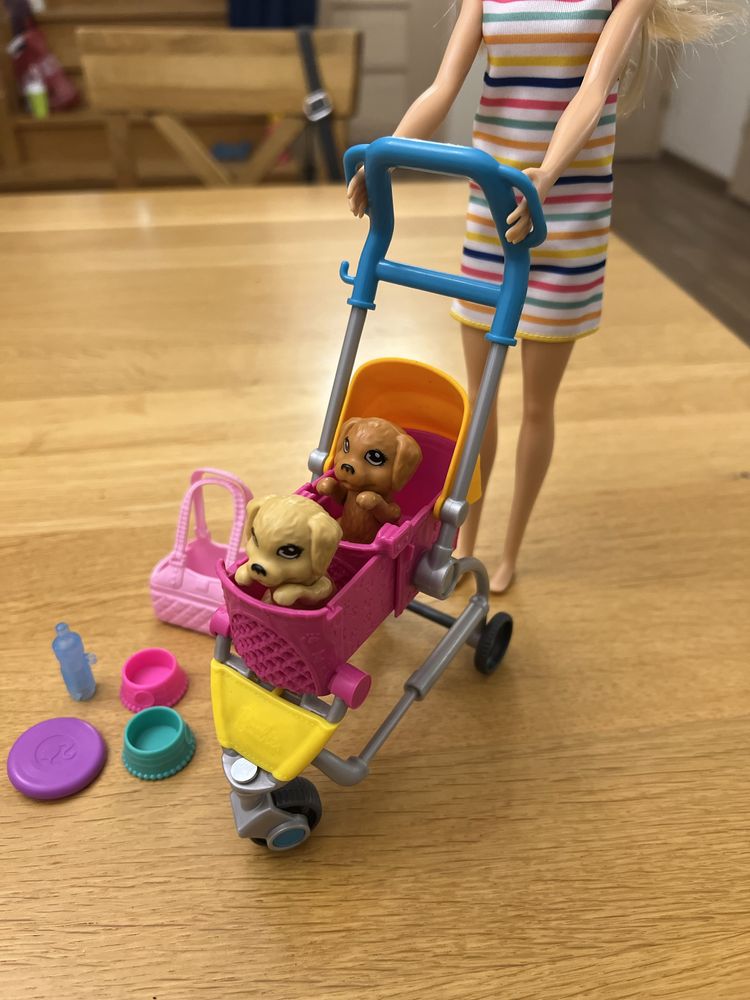 Lalka Barbie i spacerówka z pieskami
