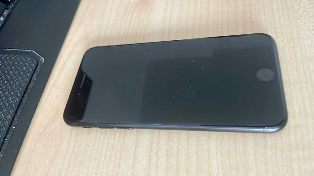Iphone SE 100% kondycji baterii używany tylko do testowania aplikacji!
