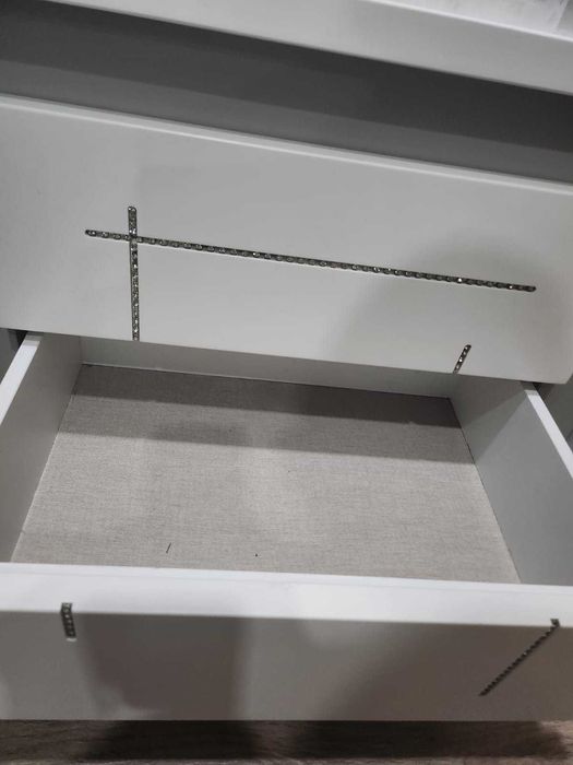 Conjunto de cabeceira, comoda e mesinha de cabeceira.