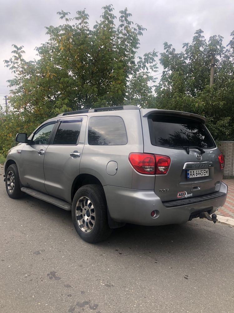 Продам Toyota Sequoia или обмен на жилье в Киеве