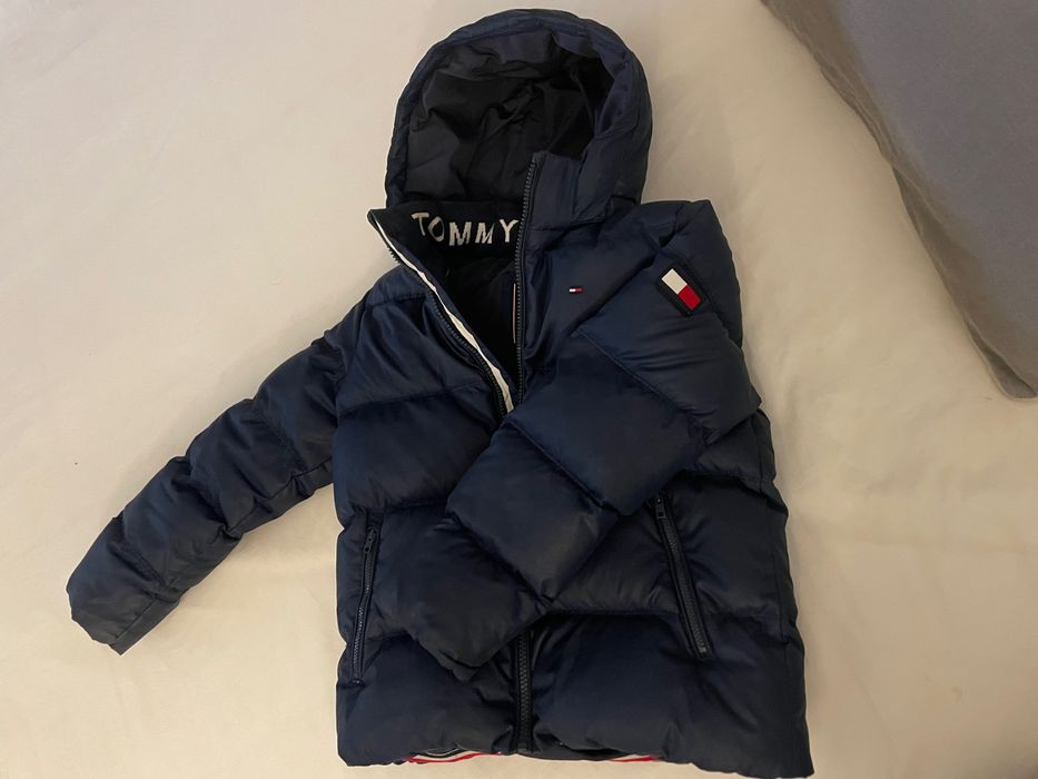 Blusão de penas da TOMMY HILFIGER. Em bom estado. Tamanho 128.