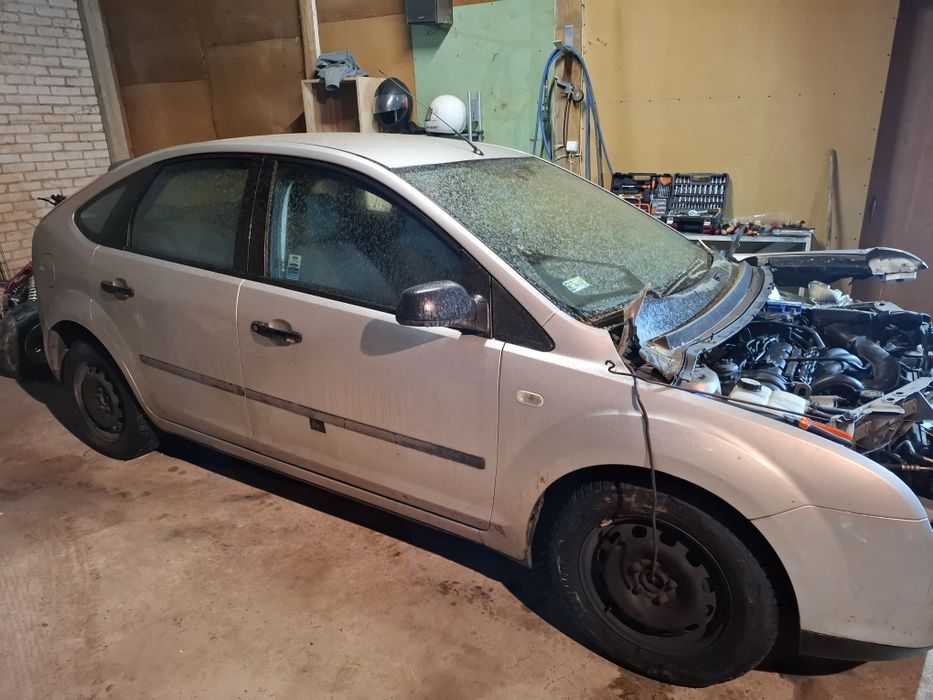 Powypadkowy Ford Focus na części. 1.6 benzyna
