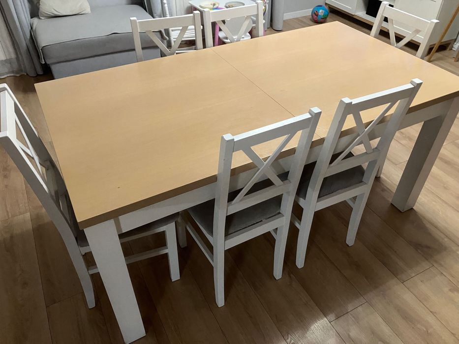 Stół rozkładany z krzesłami