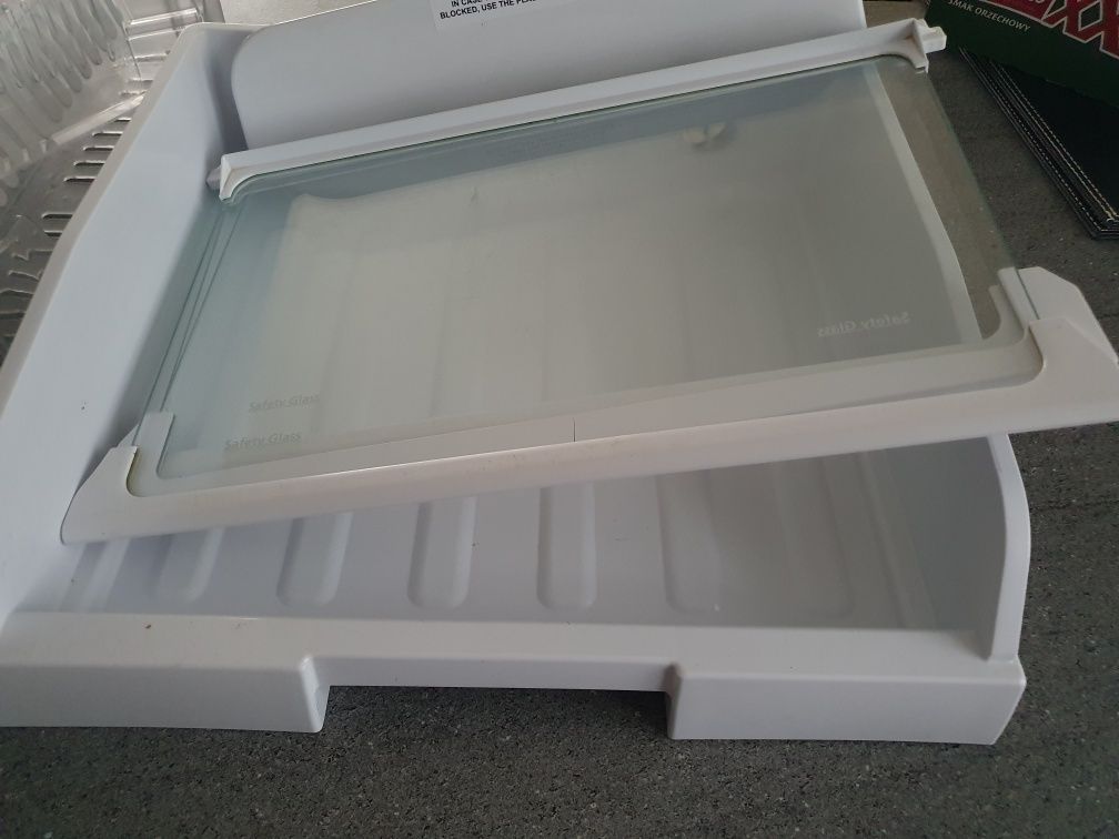 Wyposażenie lodówki Beko połki szuflady balkoniki model CBI7771