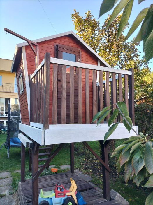 Domek z tarasem i piaskownicą