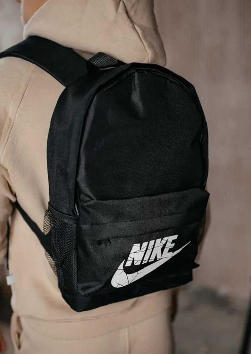 Універсальний чорний рюкзак Nike - легкий і міцний