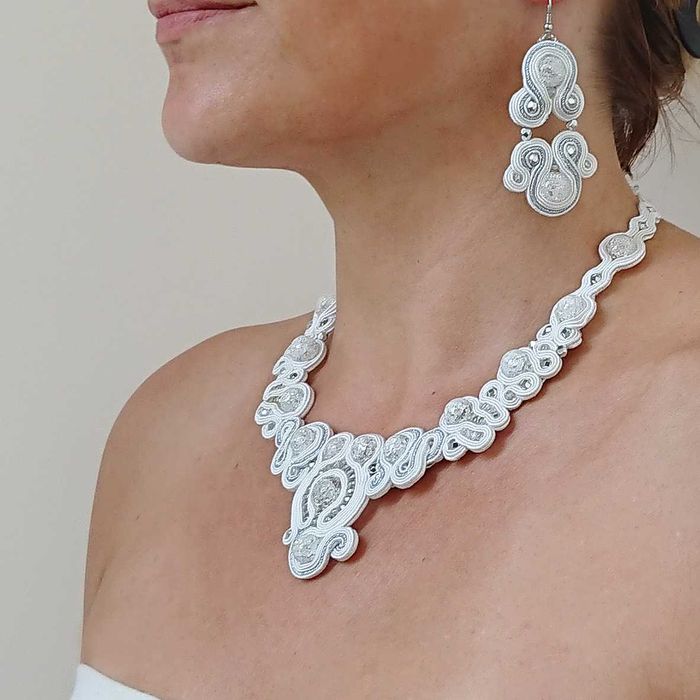 Grzebyk ślubny sutasz, biało-srebrny. Kwarc lodowy.