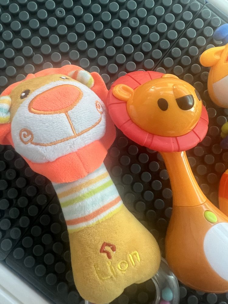 продам лот игрушек погремушек 0+ цена за все