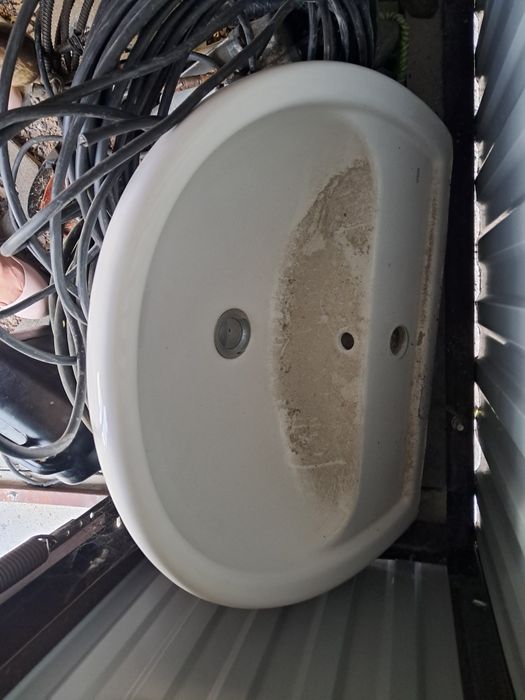 Zlew kran do łazienki  koło biały umywalka ka