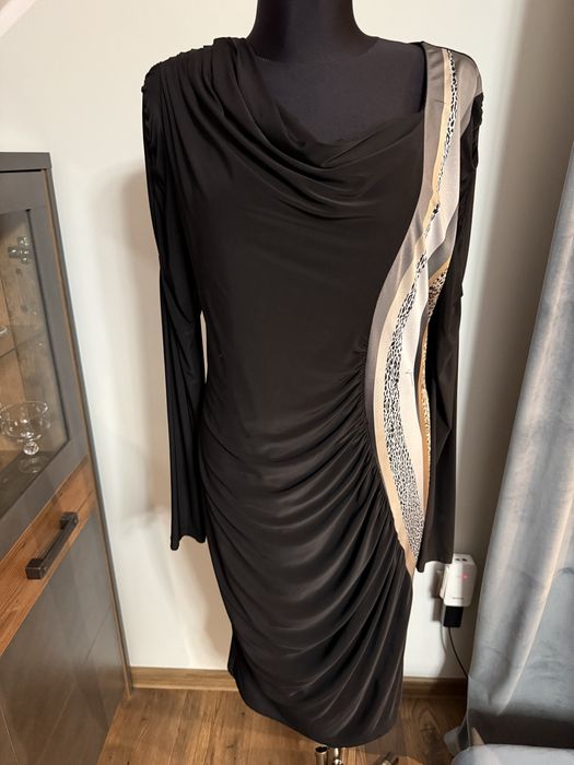 Dopasowana sukienka czarna